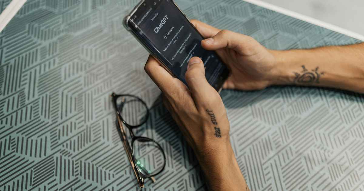 fin-services-blog-010725-image1 hands phone